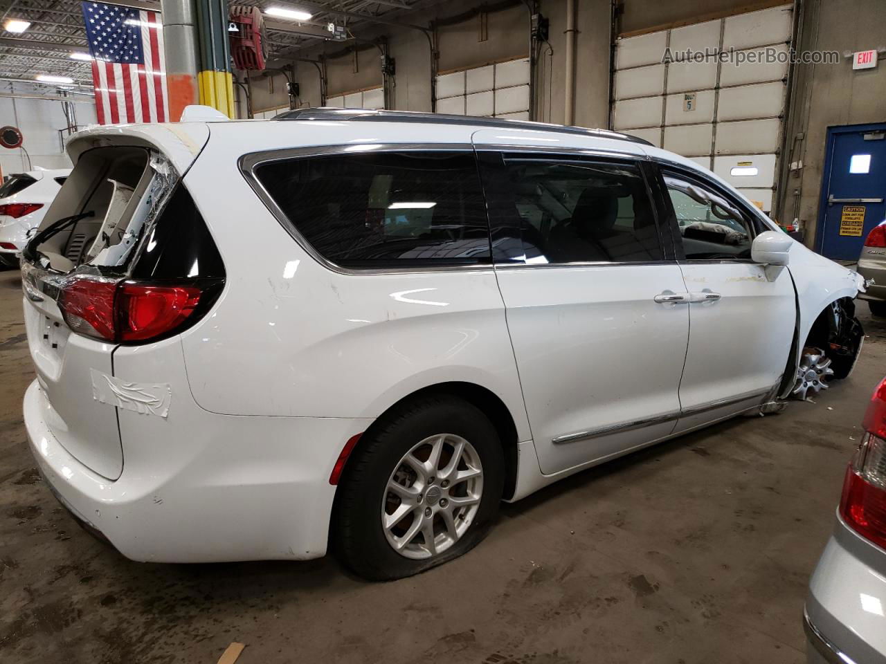 2020 Chrysler Pacifica Touring L White vin: 2C4RC1BG9LR279585