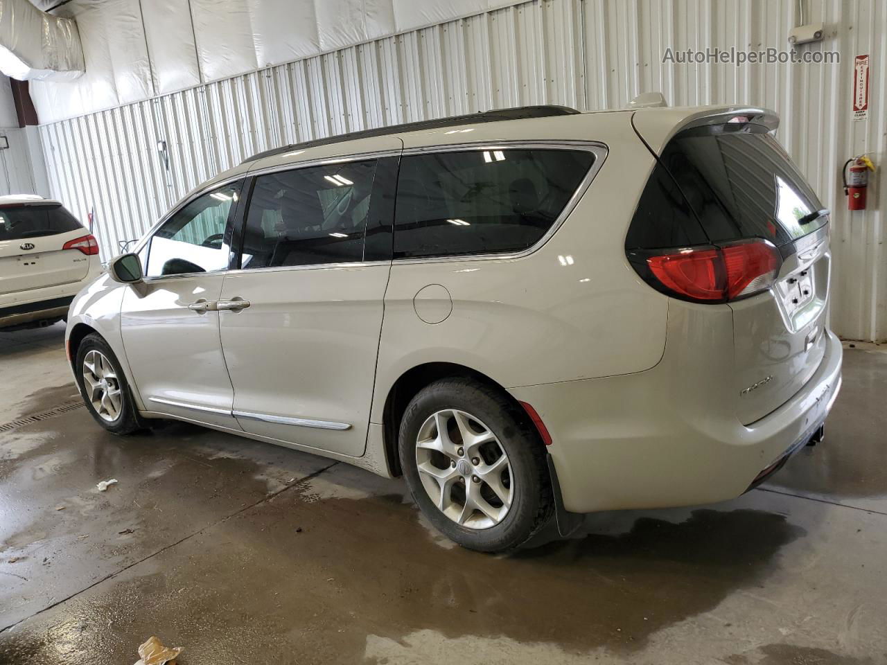 2017 Chrysler Pacifica Touring L White vin: 2C4RC1BGXHR648428