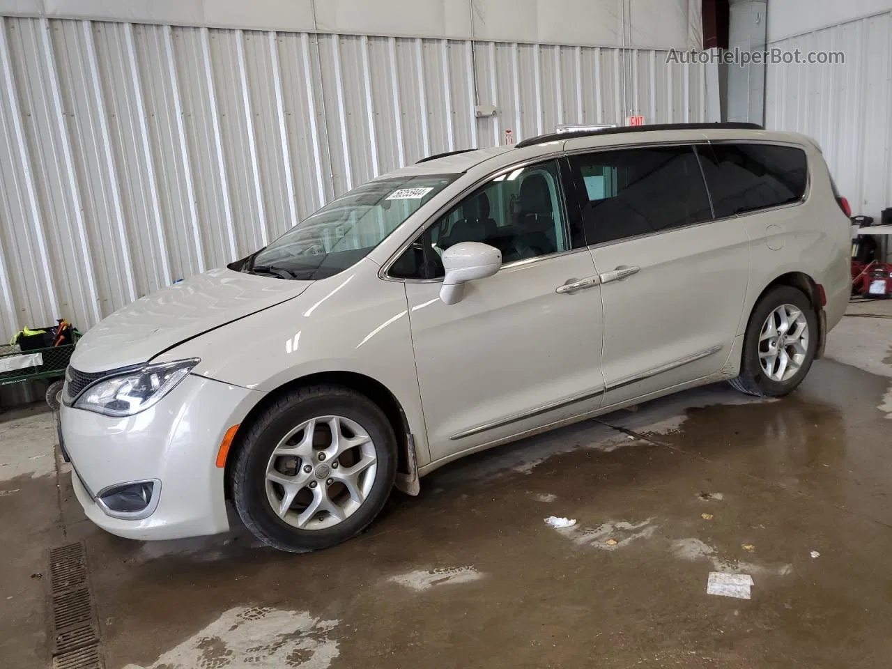 2017 Chrysler Pacifica Touring L White vin: 2C4RC1BGXHR648428