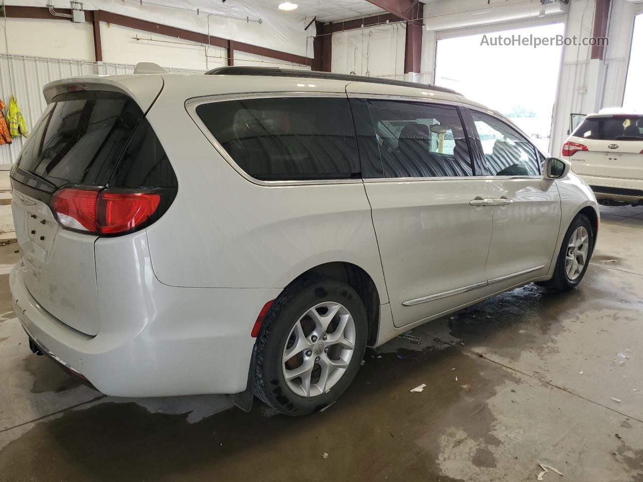 2017 Chrysler Pacifica Touring L White vin: 2C4RC1BGXHR648428