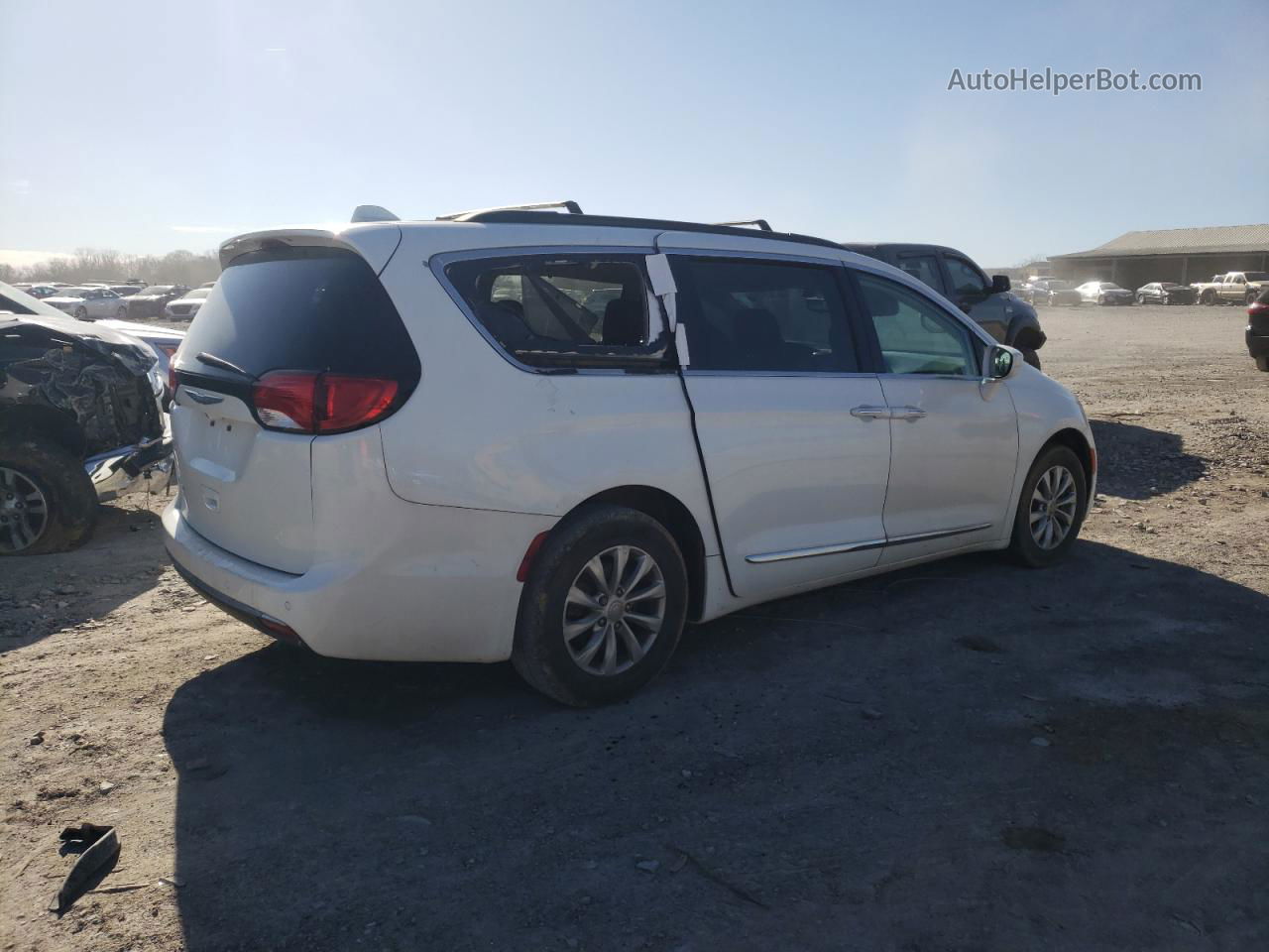 2017 Chrysler Pacifica Touring L White vin: 2C4RC1BGXHR670445