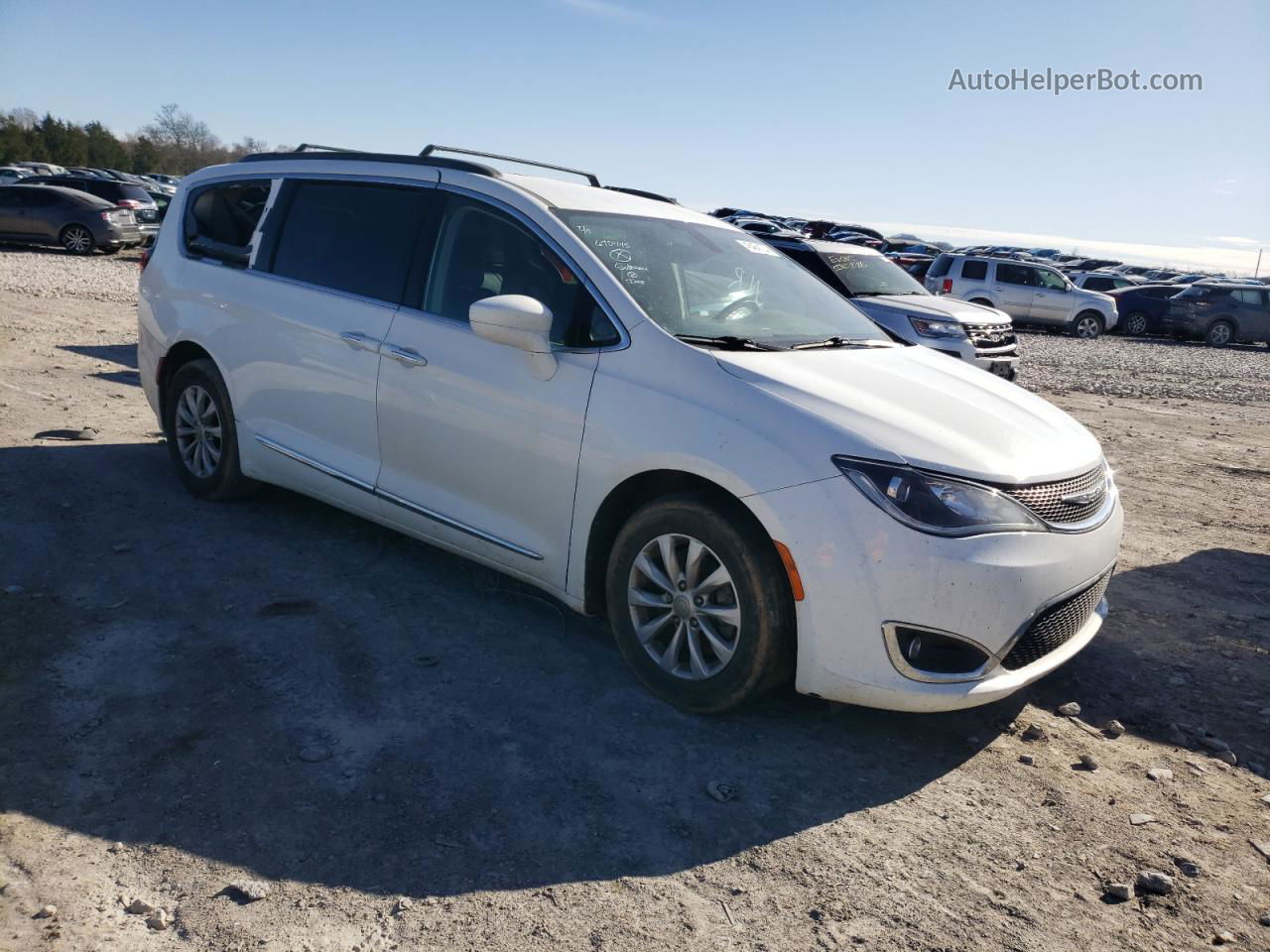 2017 Chrysler Pacifica Touring L White vin: 2C4RC1BGXHR670445