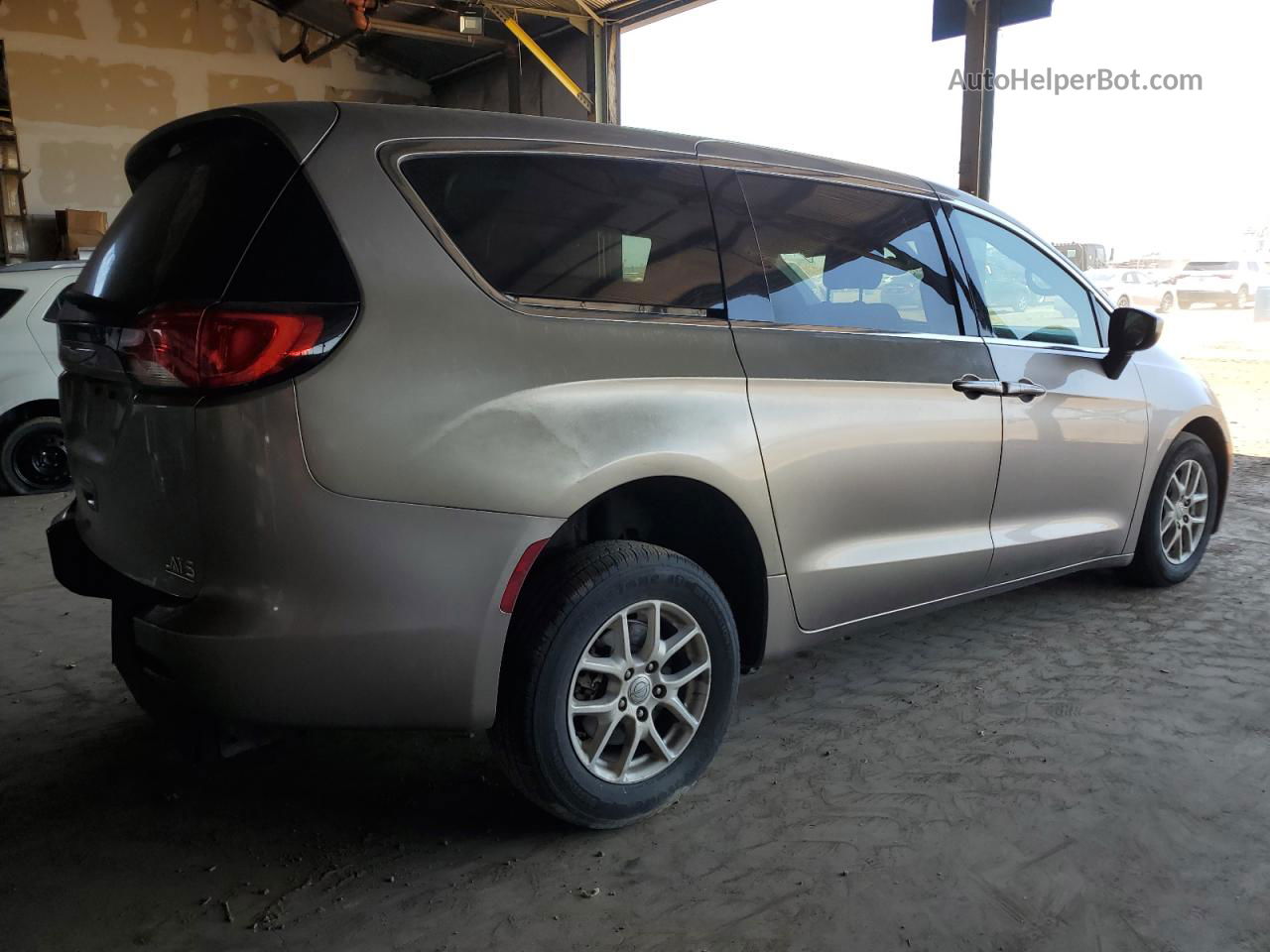 2017 Chrysler Pacifica Lx Beige vin: 2C4RC1CG0HR537689