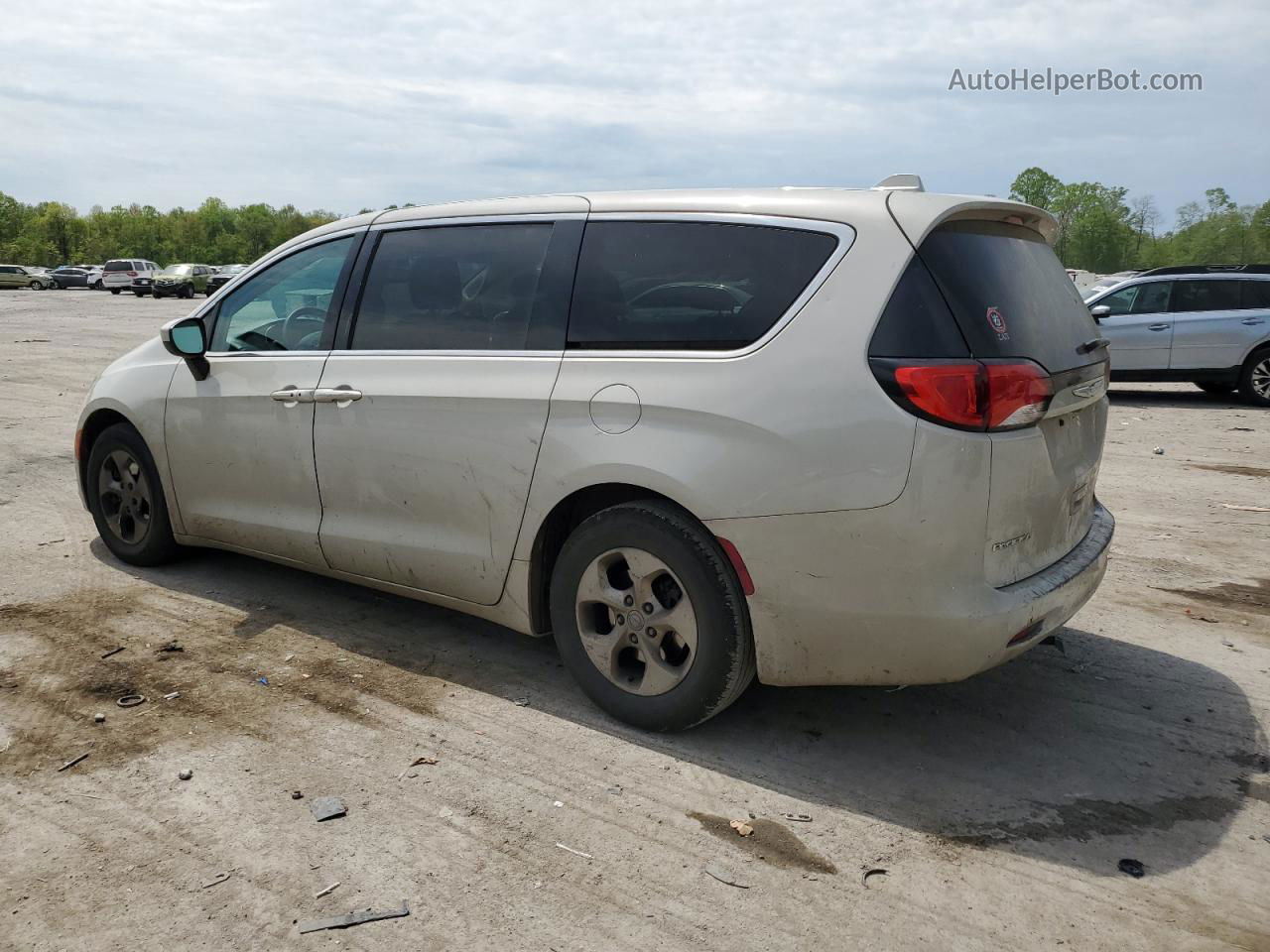 2017 Chrysler Pacifica Lx Beige vin: 2C4RC1CG0HR597990