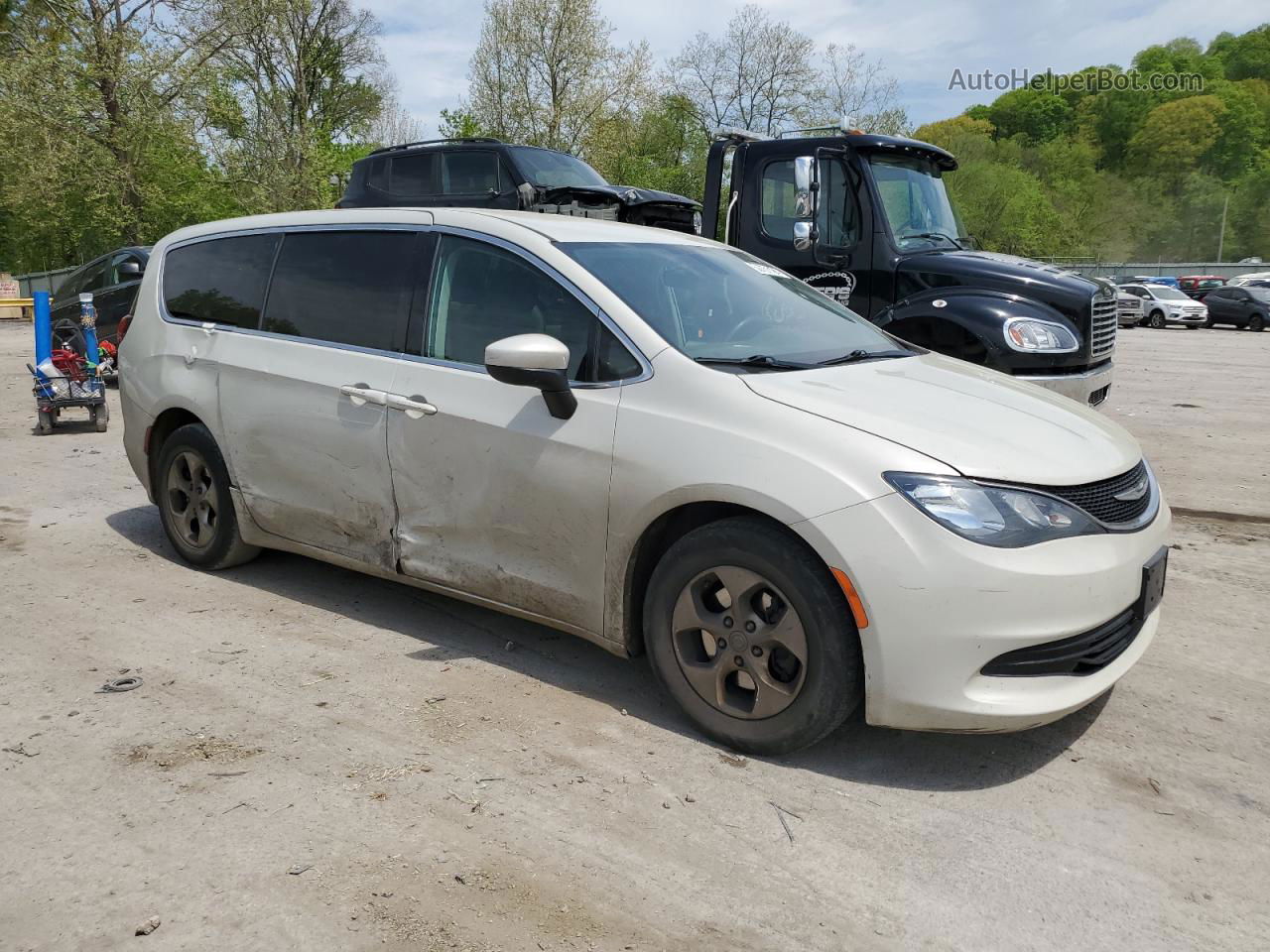 2017 Chrysler Pacifica Lx Beige vin: 2C4RC1CG0HR597990