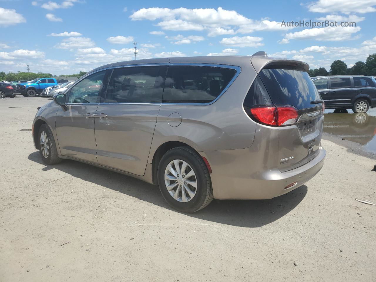 2017 Chrysler Pacifica Touring Gray vin: 2C4RC1DG6HR588242