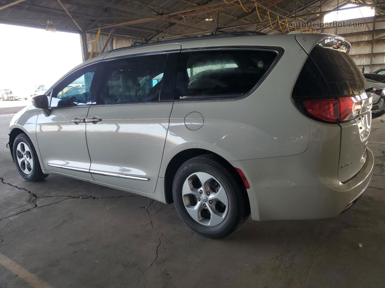 2017 Chrysler Pacifica Touring L Plus White vin: 2C4RC1EG4HR763974