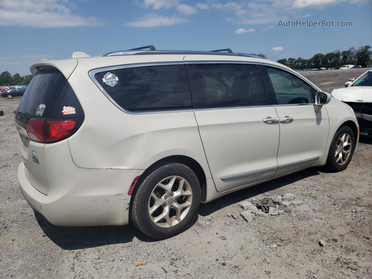 2017 Chrysler Pacifica Touring L Plus White vin: 2C4RC1EG9HR644303