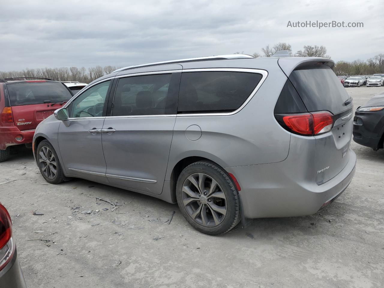 2017 Chrysler Pacifica Limited Silver vin: 2C4RC1GG1HR670181