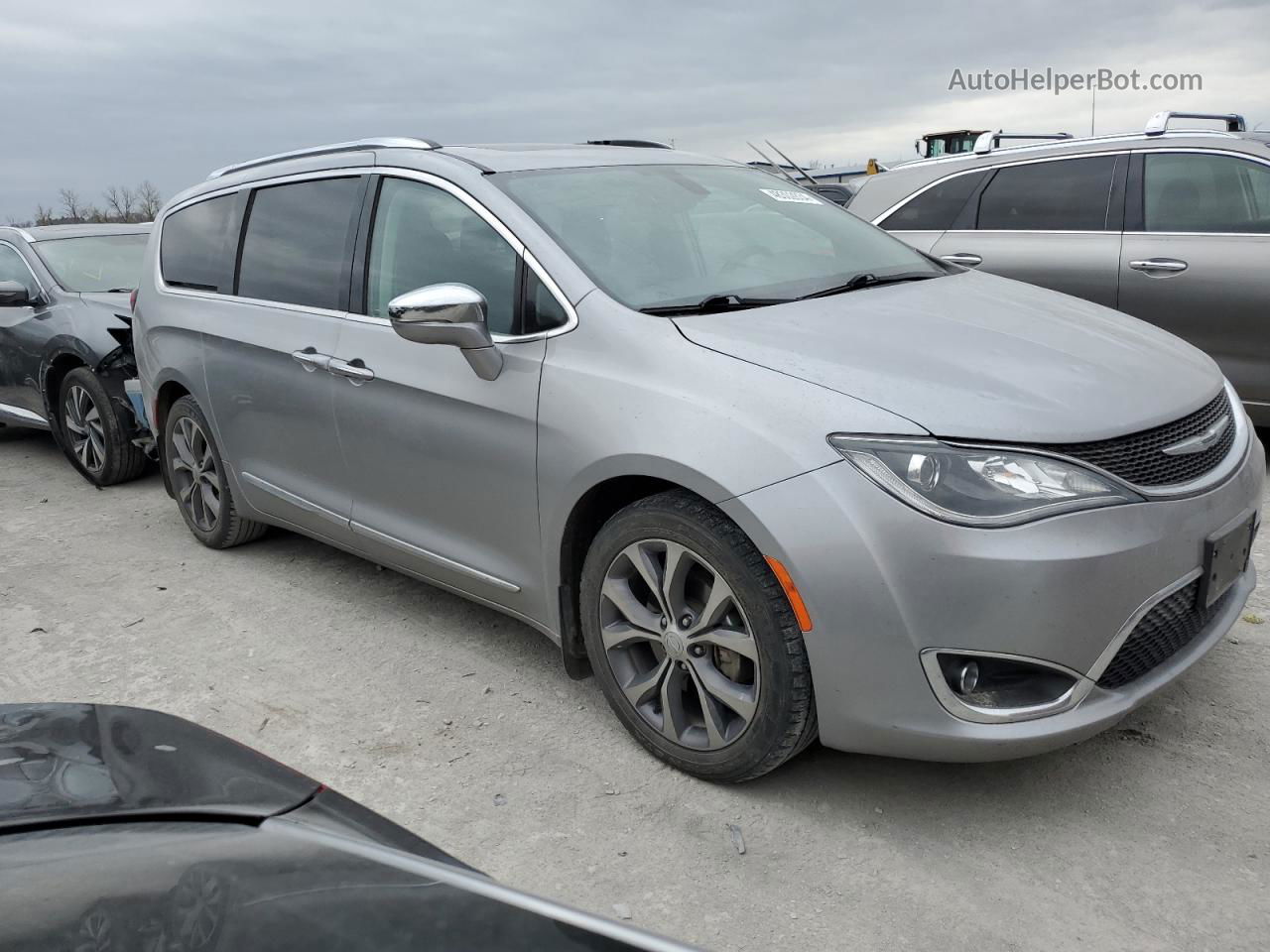 2017 Chrysler Pacifica Limited Silver vin: 2C4RC1GG1HR670181