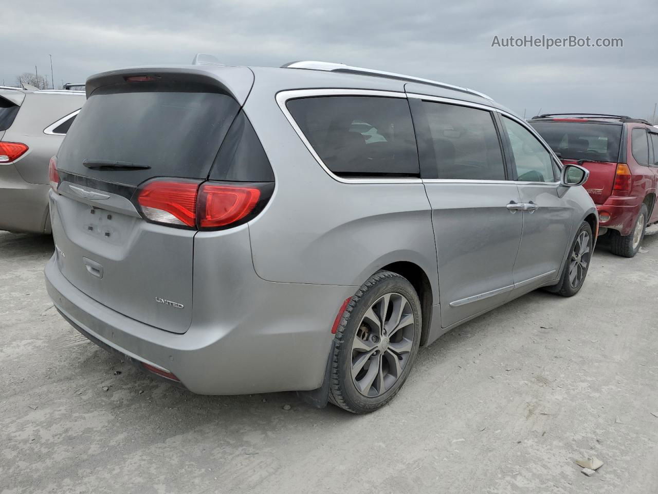 2017 Chrysler Pacifica Limited Silver vin: 2C4RC1GG1HR670181