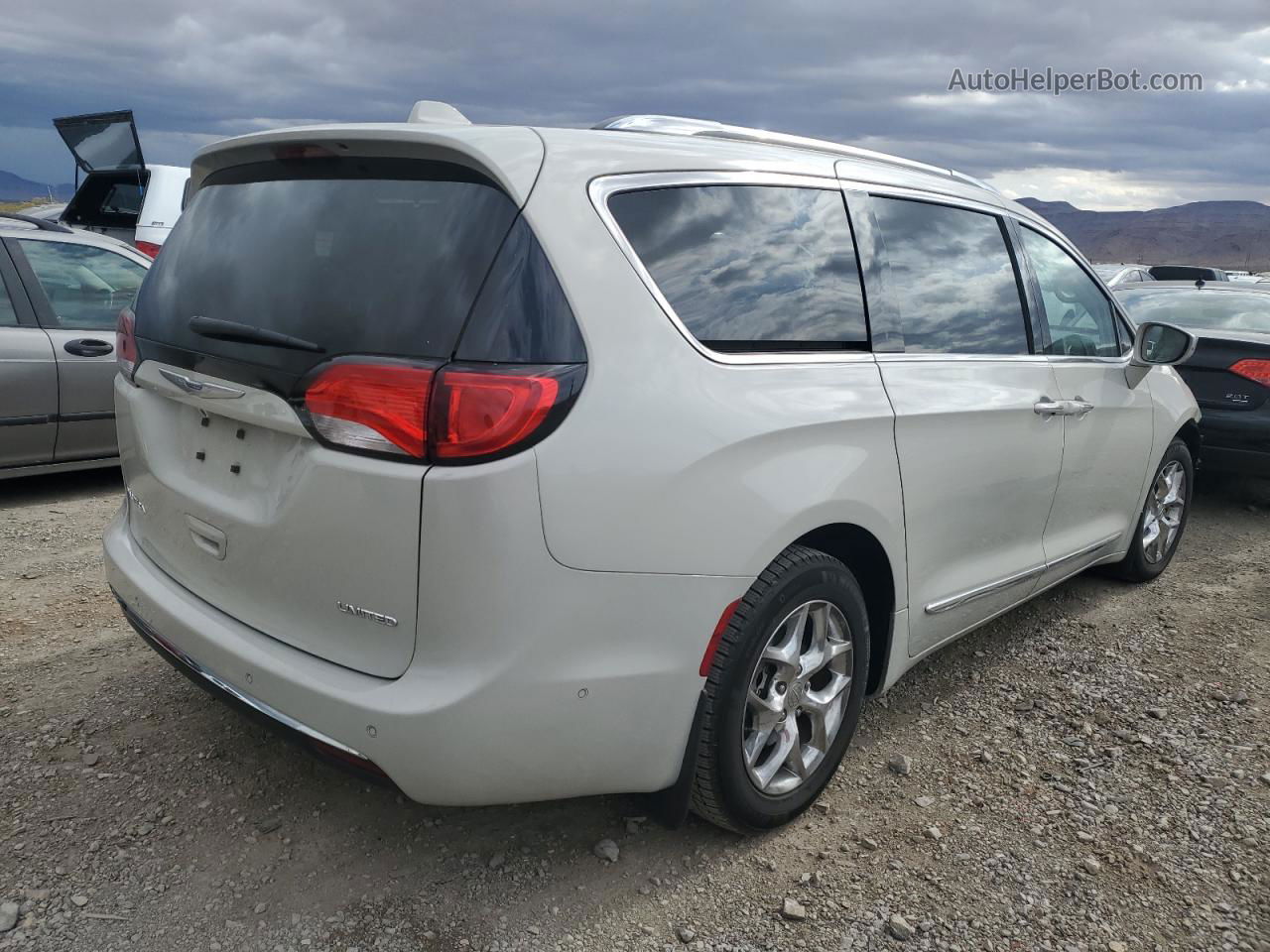 2017 Chrysler Pacifica Limited White vin: 2C4RC1GG1HR735451