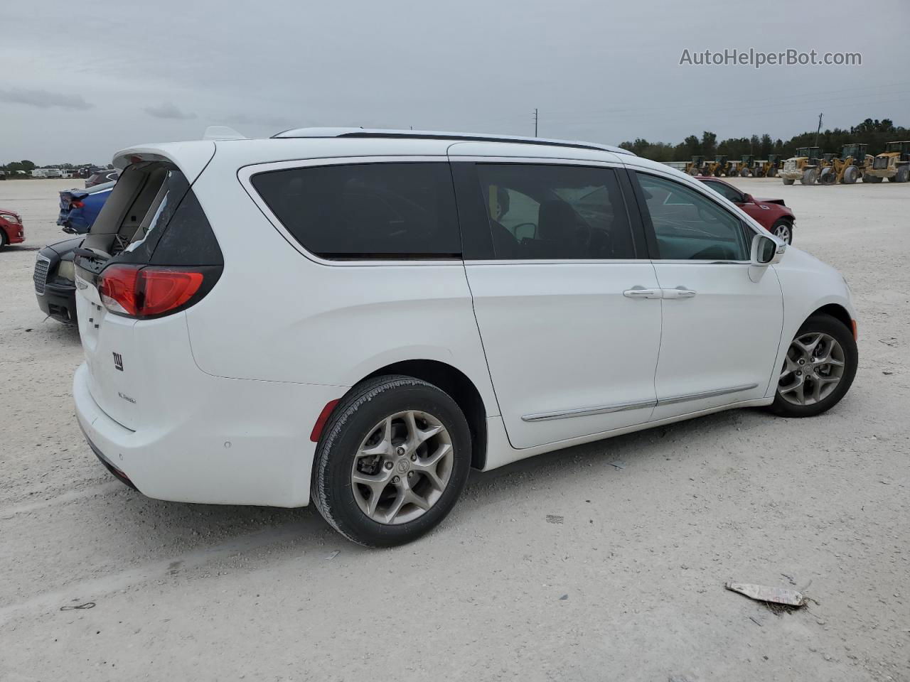 2017 Chrysler Pacifica Limited White vin: 2C4RC1GGXHR544787