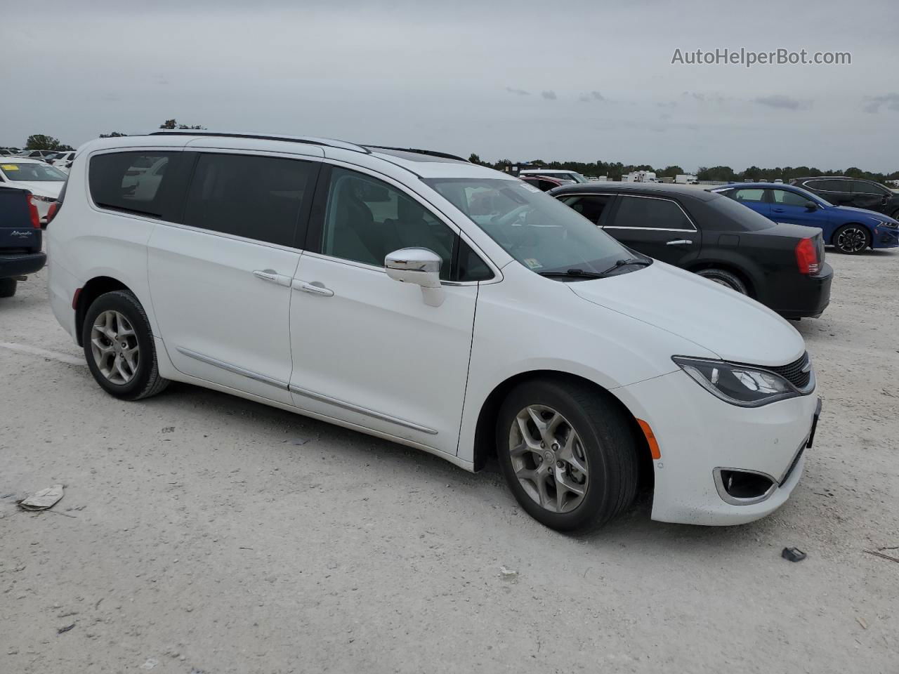 2017 Chrysler Pacifica Limited White vin: 2C4RC1GGXHR544787