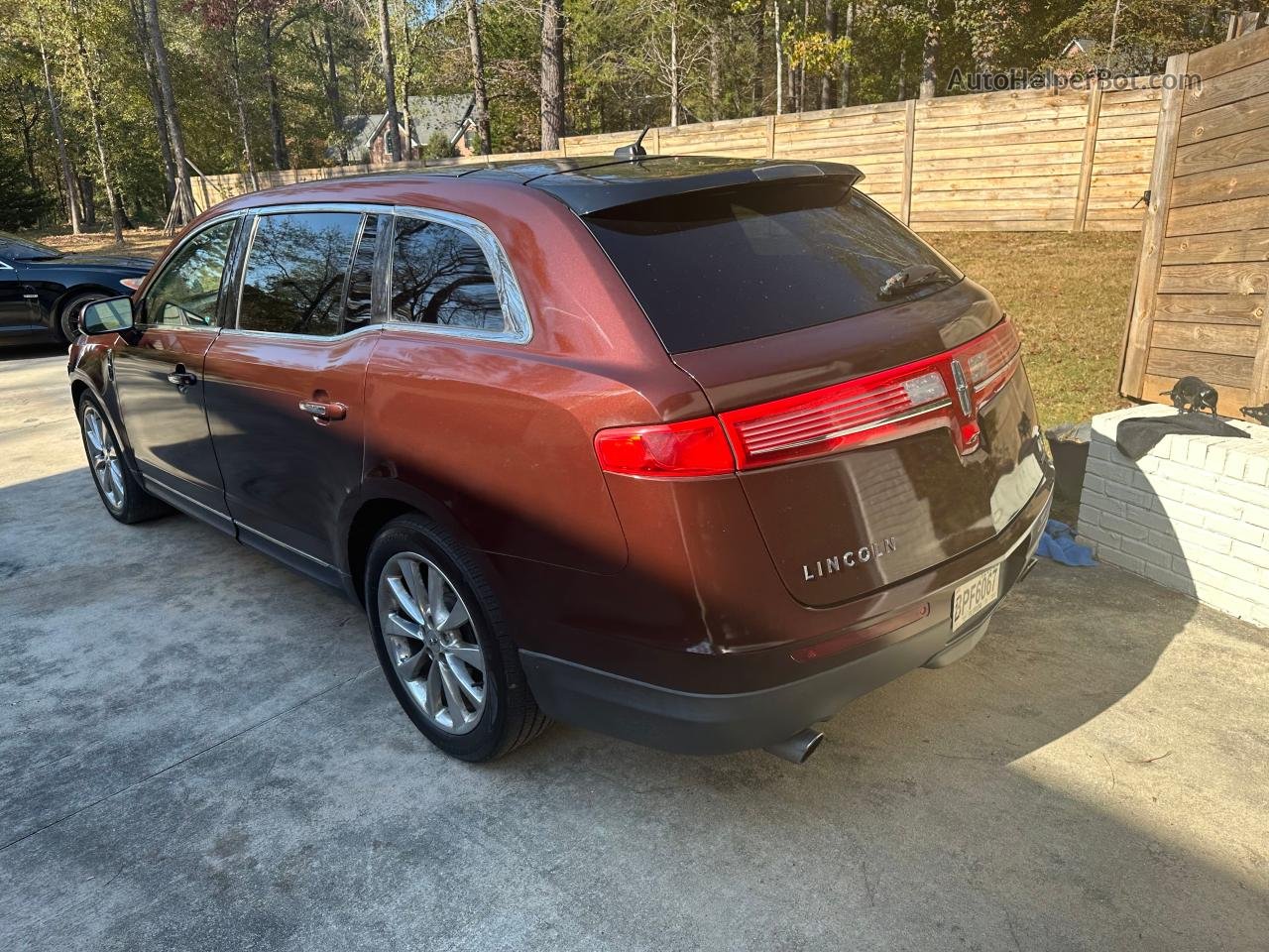 2010 Lincoln Mkt  Maroon vin: 2LMHJ5AT1ABJ04289