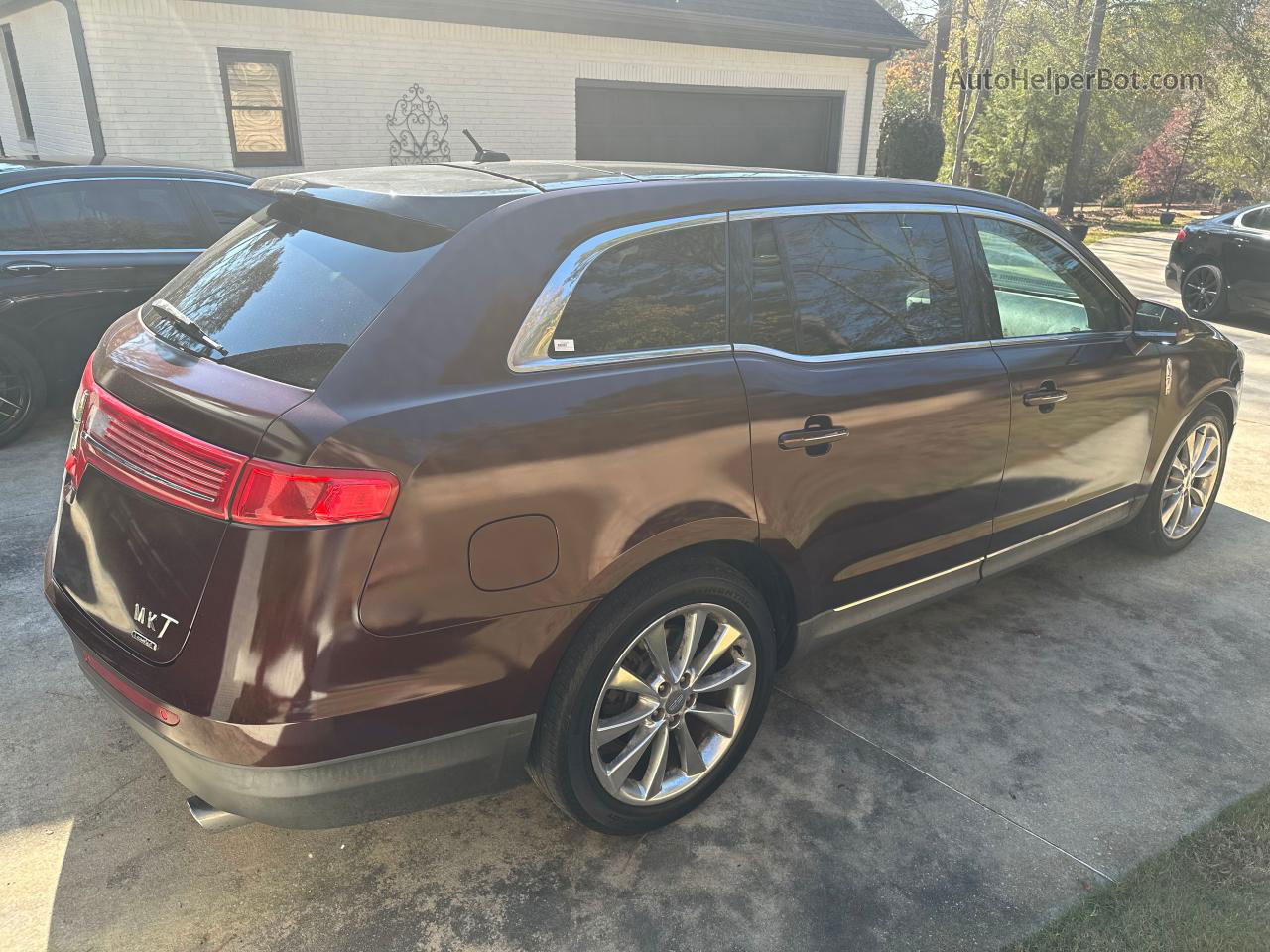 2010 Lincoln Mkt  Maroon vin: 2LMHJ5AT1ABJ04289