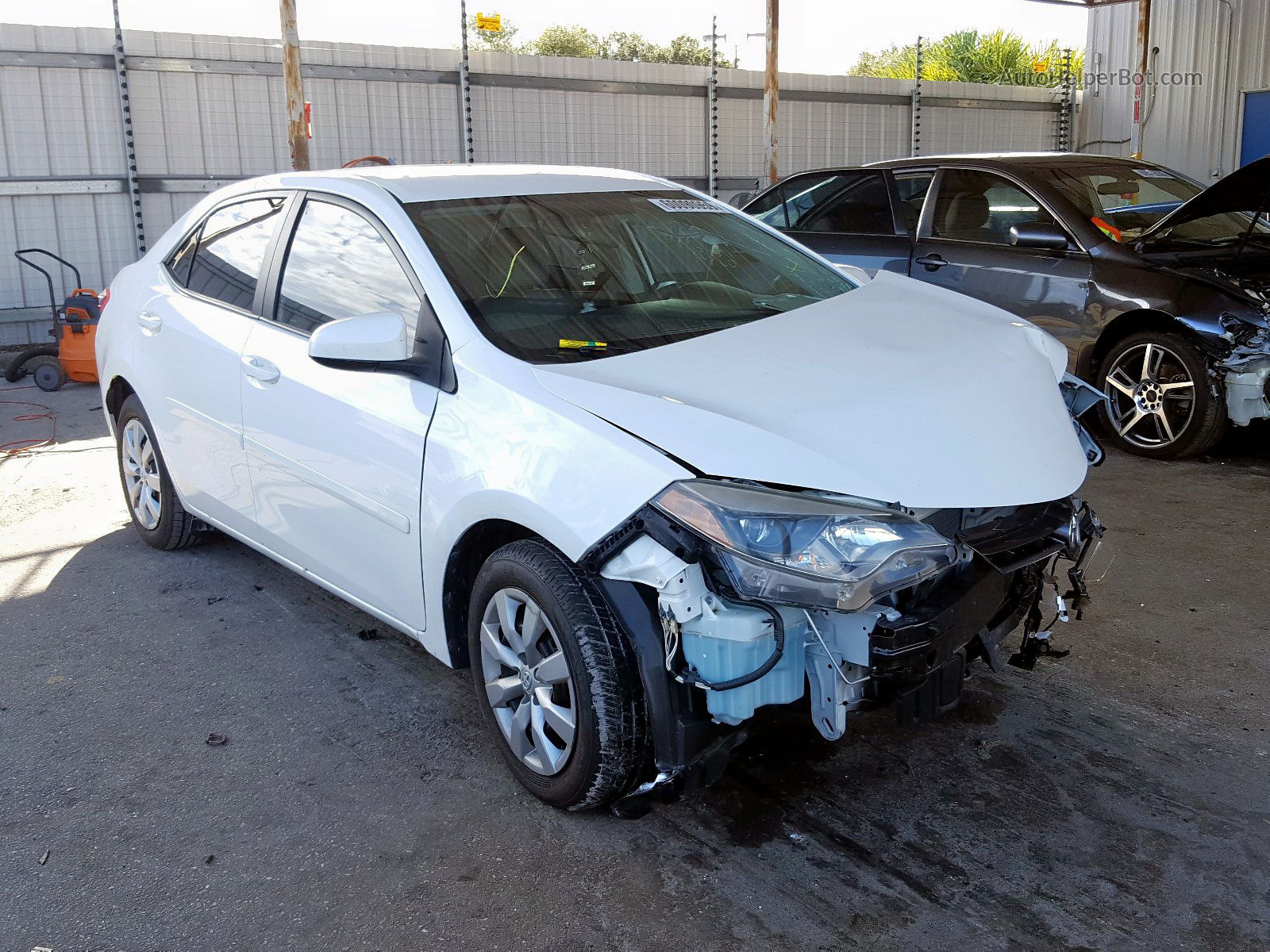 2015 Toyota Corolla L White vin: 2T1BURHE0FC309600