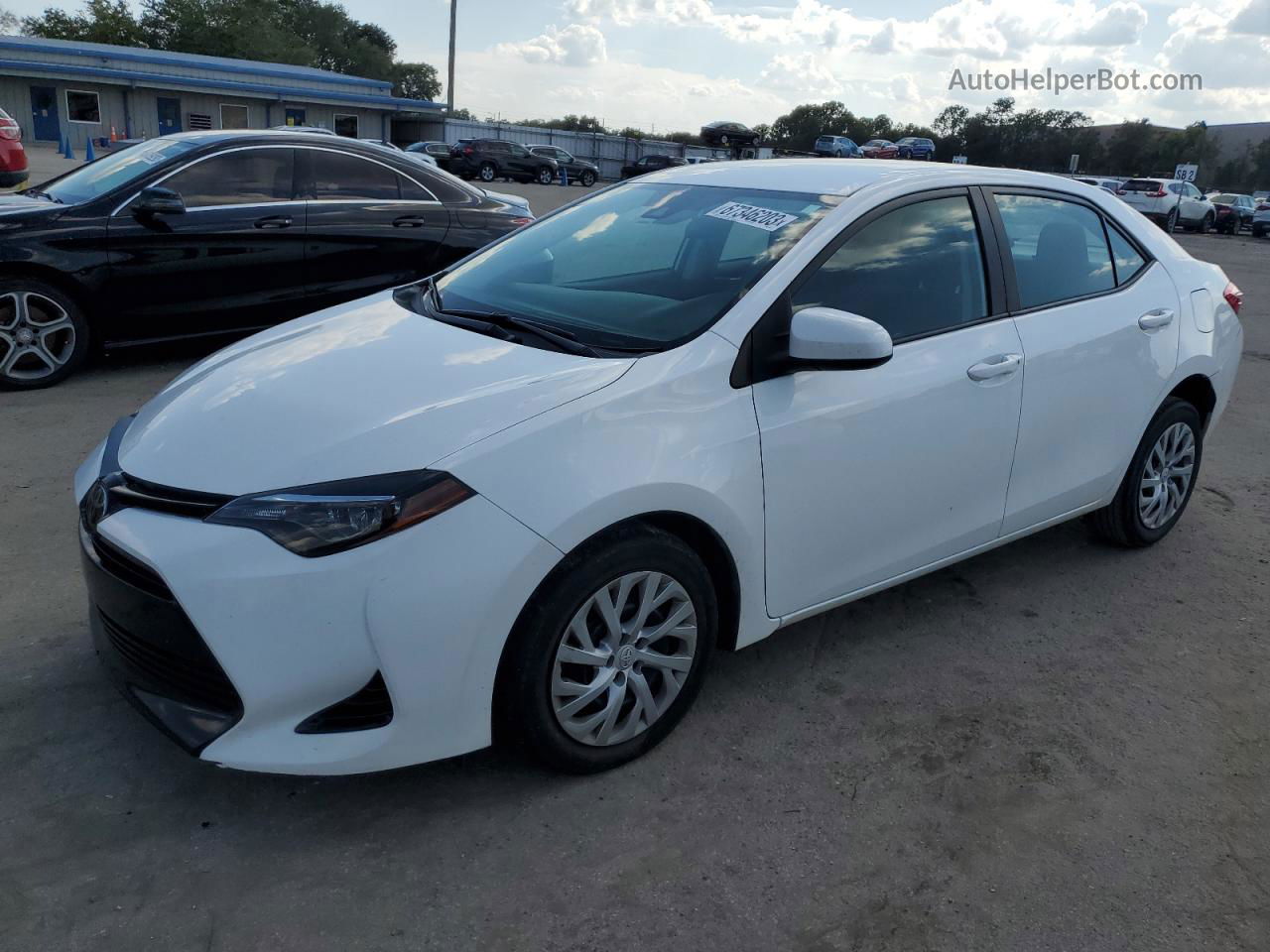 2018 Toyota Corolla L White vin: 2T1BURHE2JC096075