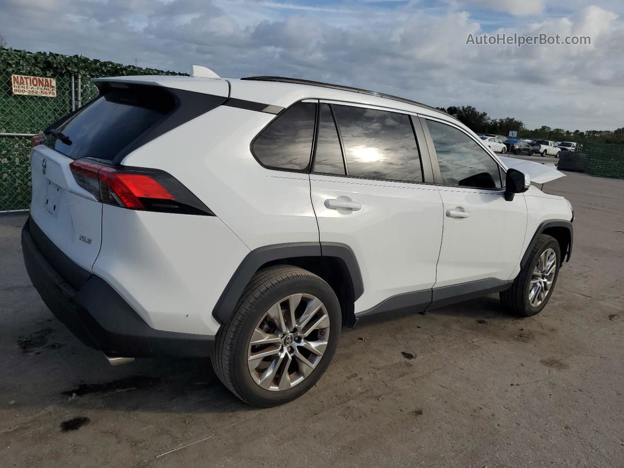 2019 Toyota Rav4 Xle Premium White vin: 2T3C1RFV7KW048823