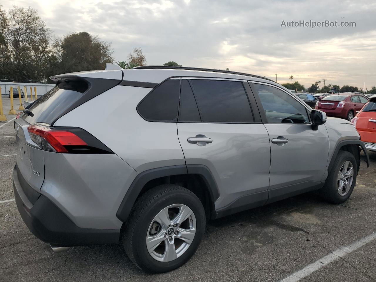 2019 Toyota Rav4 Xle Silver vin: 2T3W1RFV3KW016674