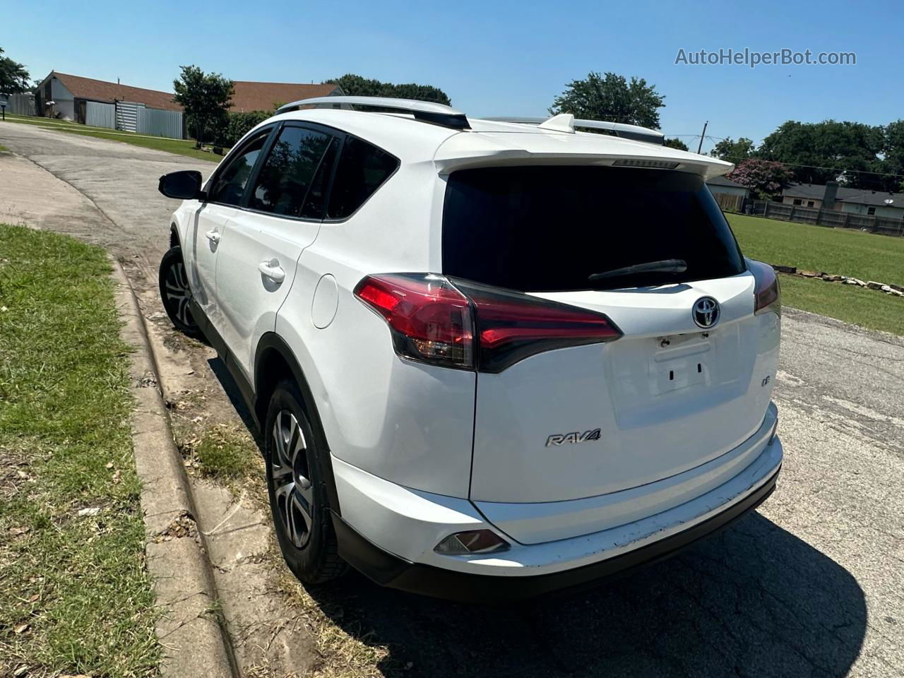 2017 Toyota Rav4 Le White vin: 2T3ZFREV4HW340595