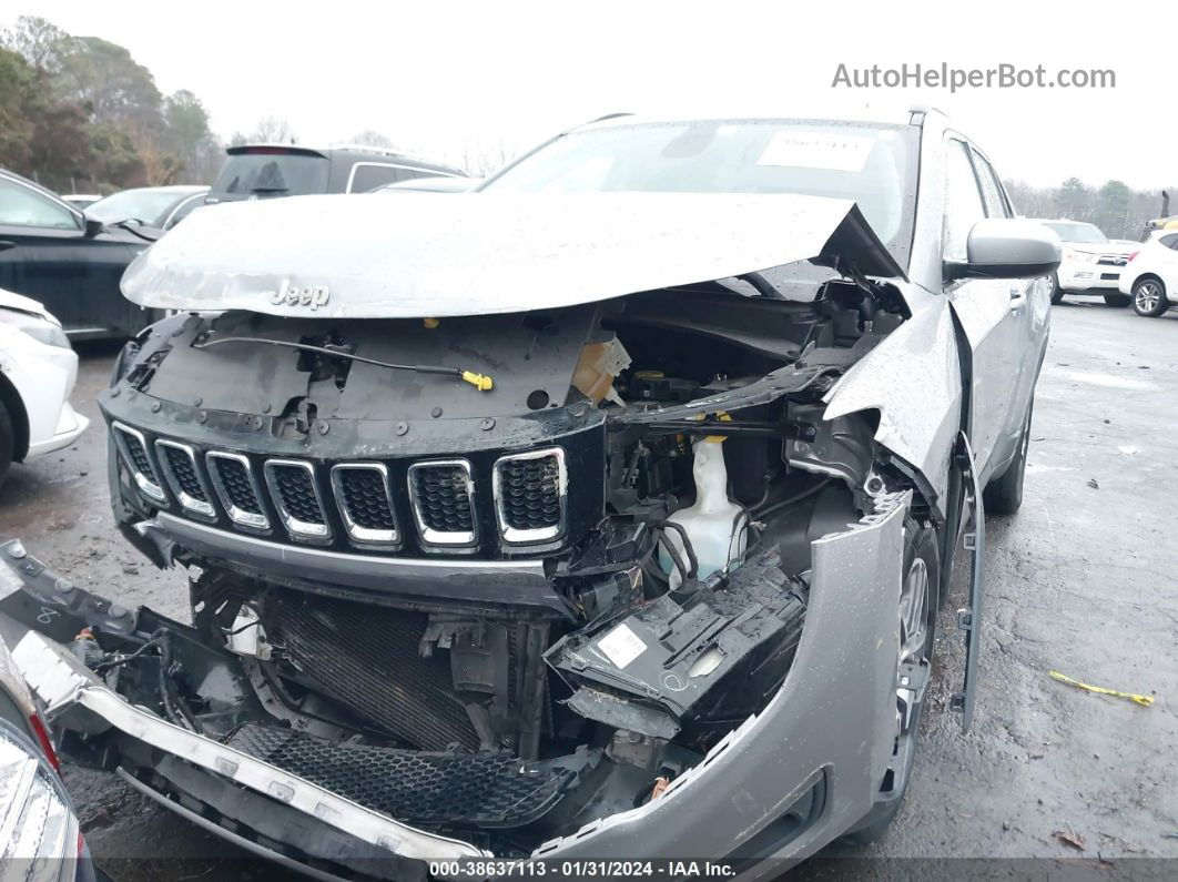 2018 Jeep Compass Sun And Wheel Fwd Silver vin: 3C4NJCBB0JT461075