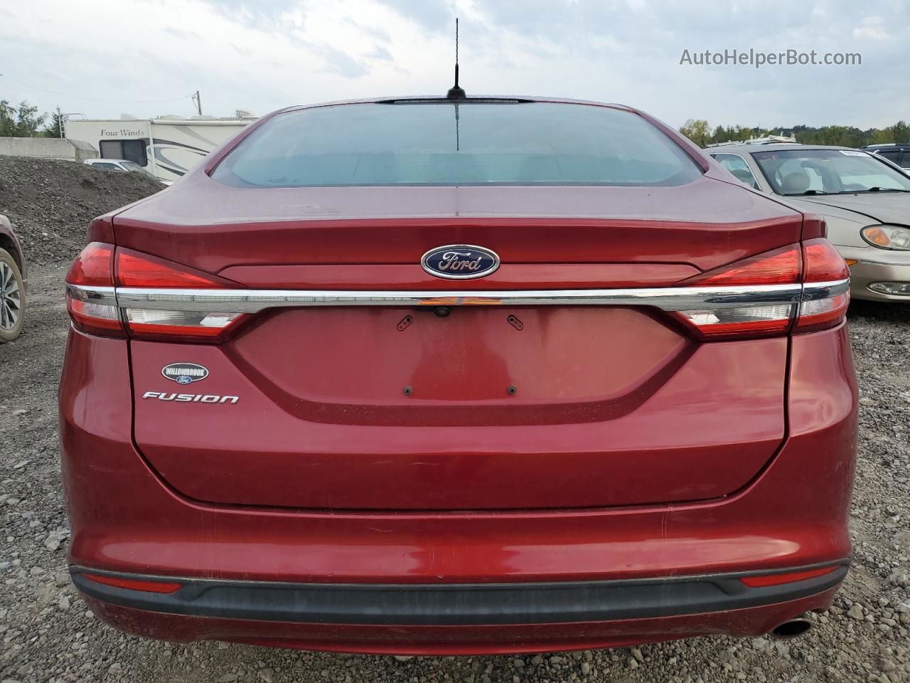 2017 Ford Fusion S Красный vin: 3FA6P0G72HR138567