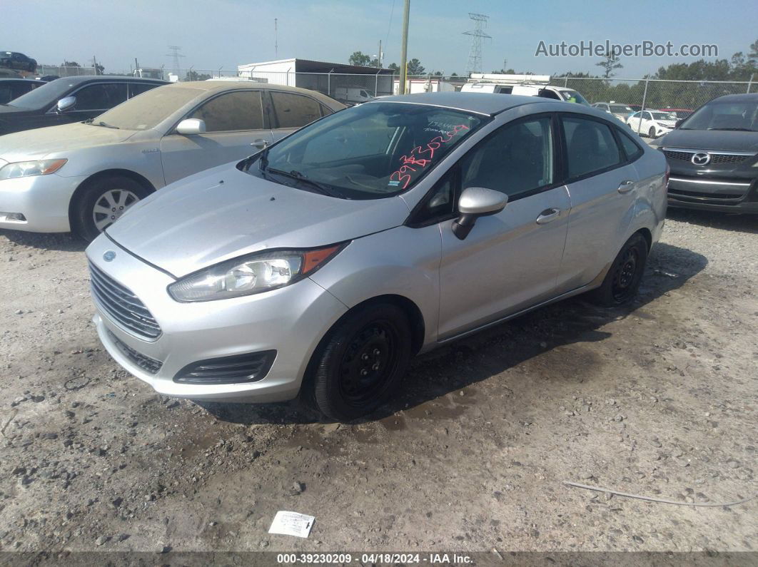 2015 Ford Fiesta S Серебряный vin: 3FADP4AJ1FM132465