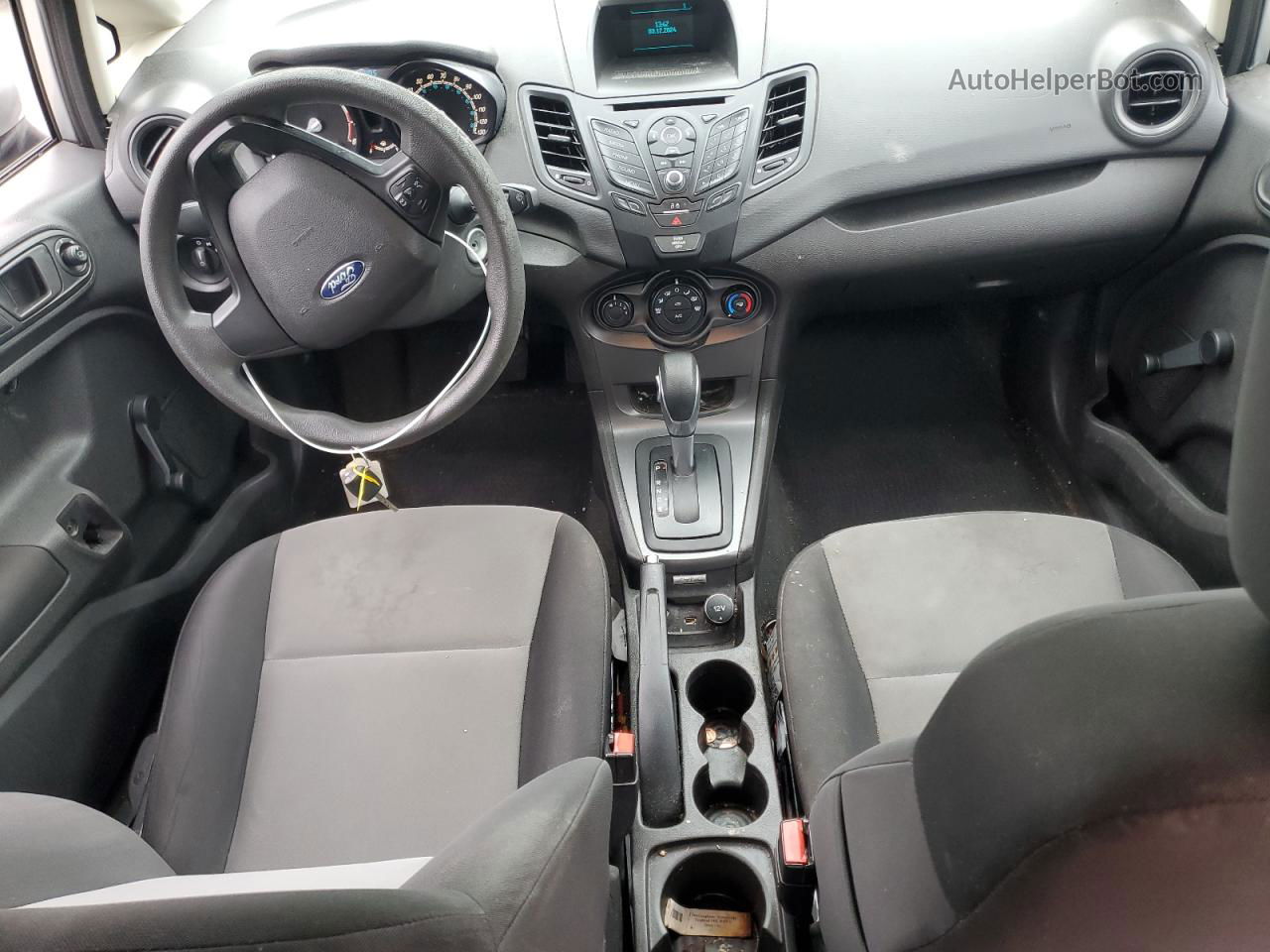 2015 Ford Fiesta S Серебряный vin: 3FADP4AJ4FM198461