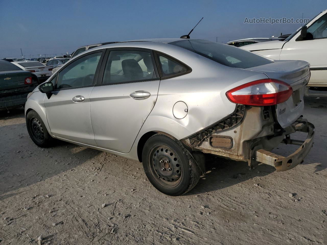 2015 Ford Fiesta S Серебряный vin: 3FADP4AJ8FM203287