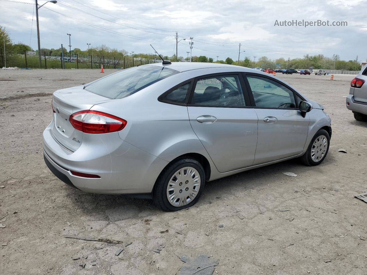 2015 Ford Fiesta S Серебряный vin: 3FADP4AJ9FM178867