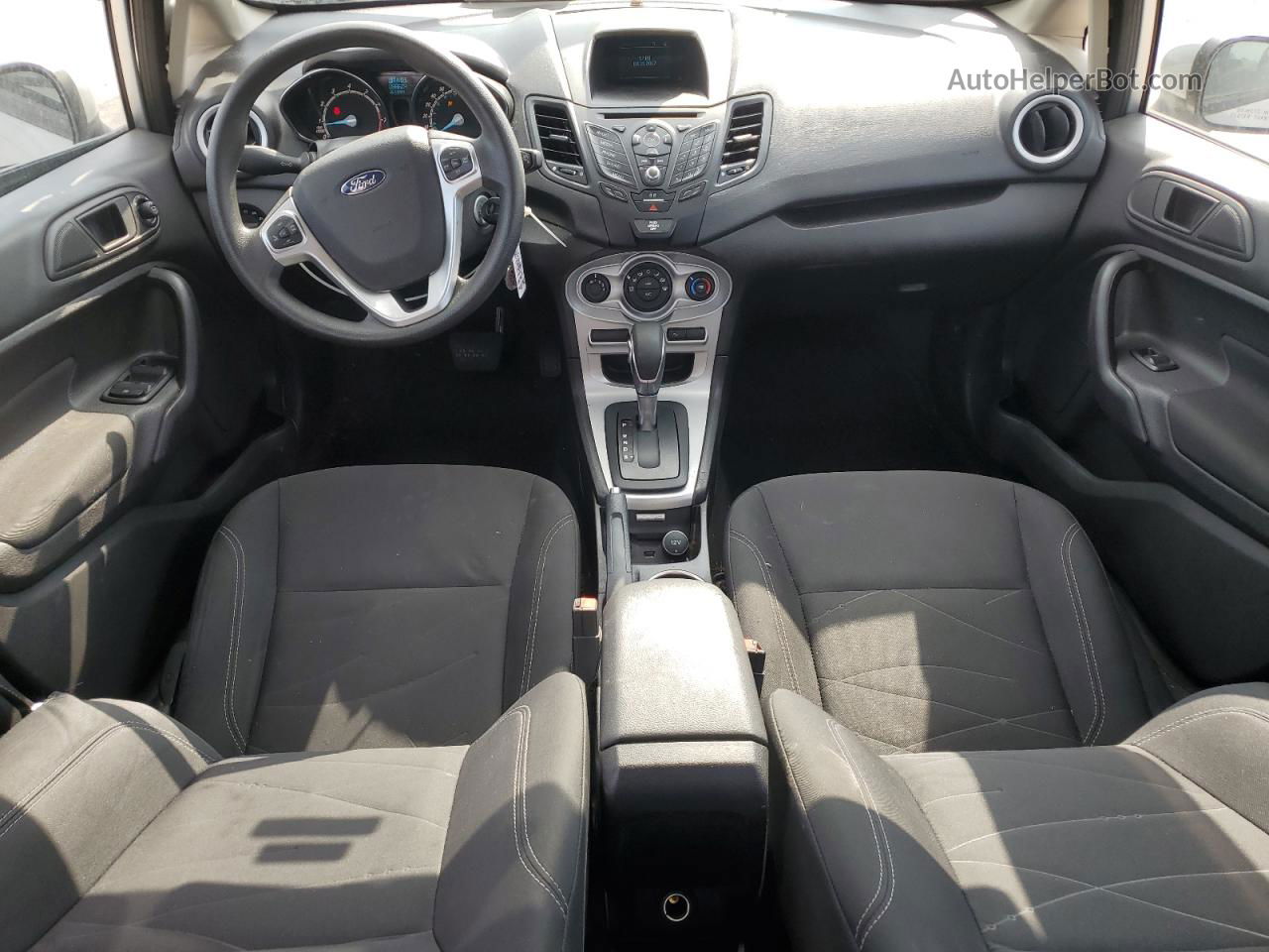 2017 Ford Fiesta Se Серебряный vin: 3FADP4BJ1HM130569