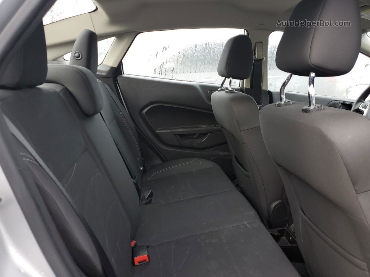 2017 Ford Fiesta Se Серебряный vin: 3FADP4BJ3HM145266