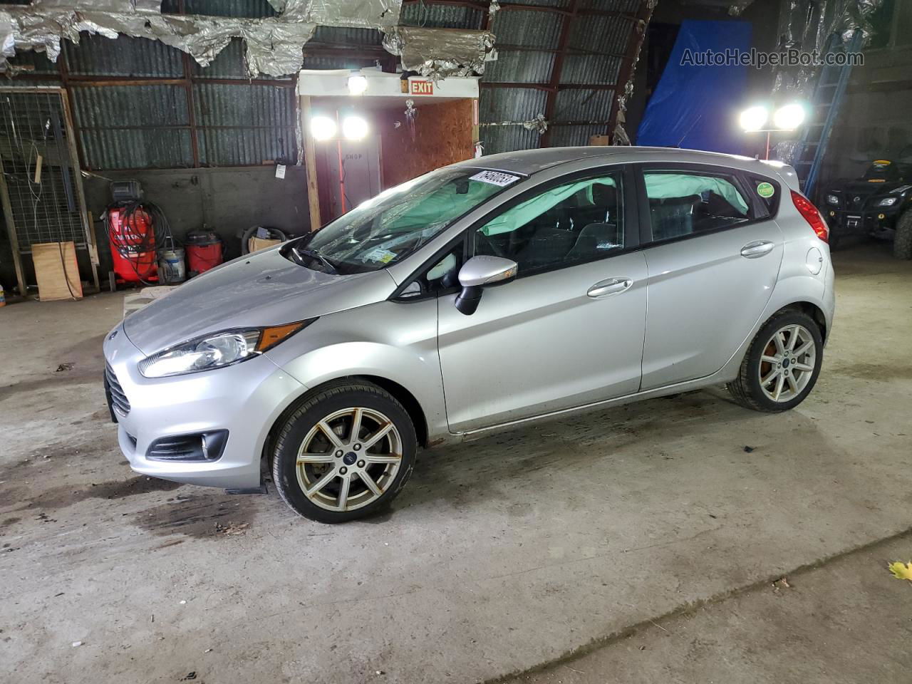 2017 Ford Fiesta Se Серебряный vin: 3FADP4EJ0HM136780