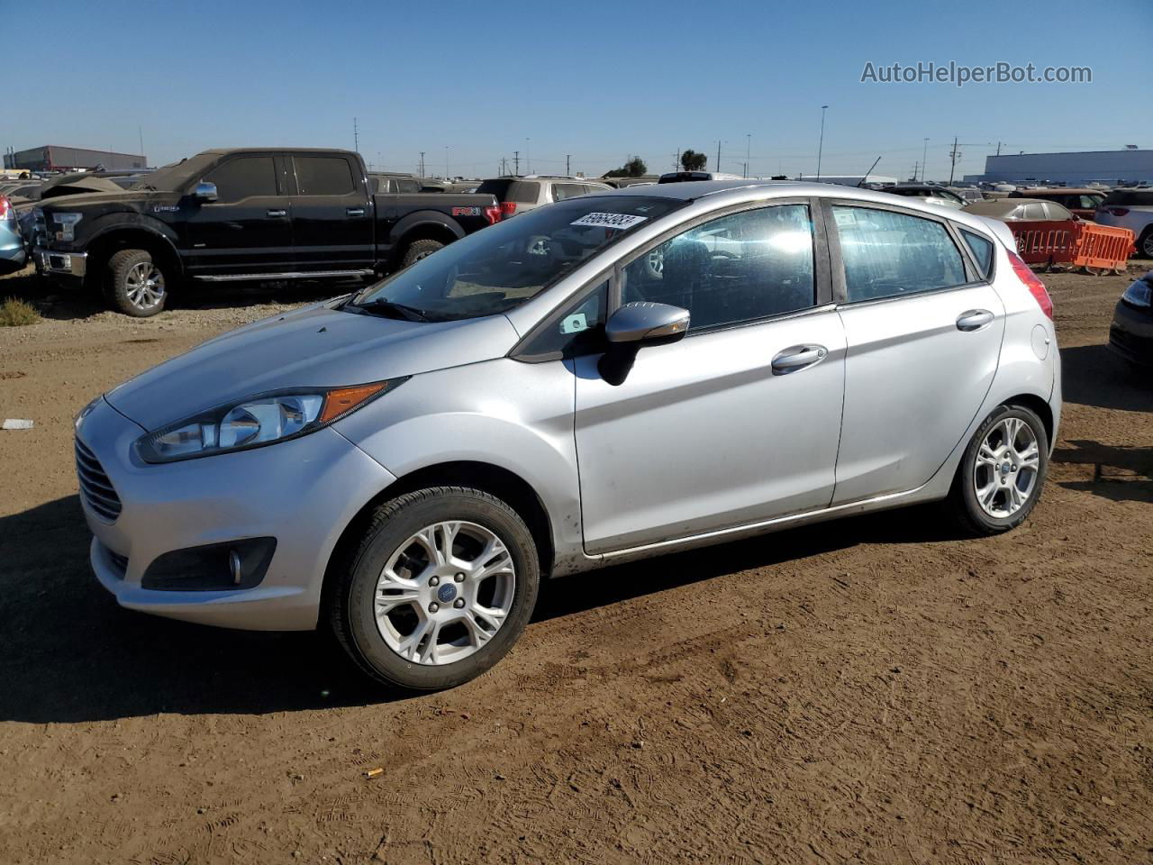 2015 Ford Fiesta Se Серебряный vin: 3FADP4EJ2FM225313