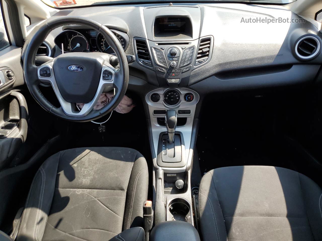 2015 Ford Fiesta Se Серебряный vin: 3FADP4EJ3FM108064