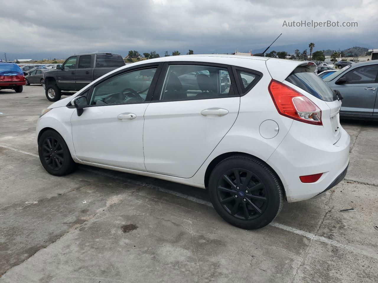 2015 Ford Fiesta S Белый vin: 3FADP4TJ3FM195791