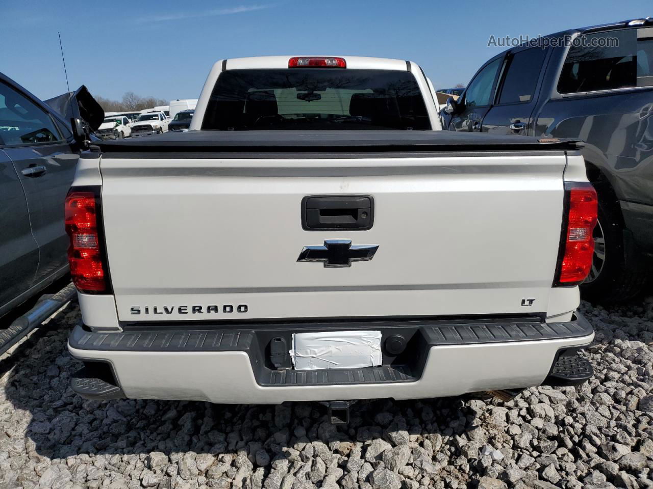 2018 Chevrolet Silverado K1500 Lt White vin: 3GCUKREC3JG423817