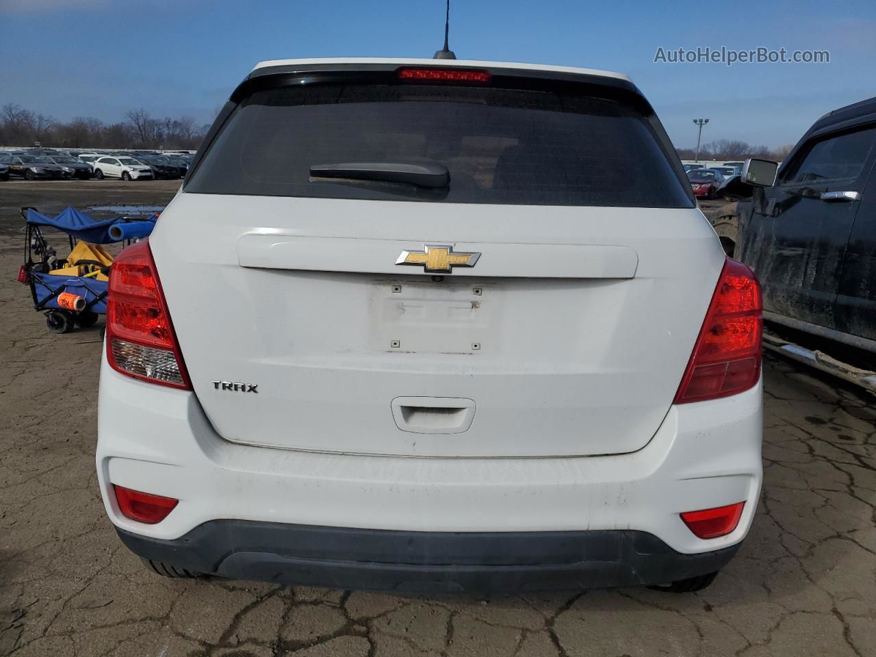 2019 Chevrolet Trax Ls White vin: 3GNCJKSB1KL164858