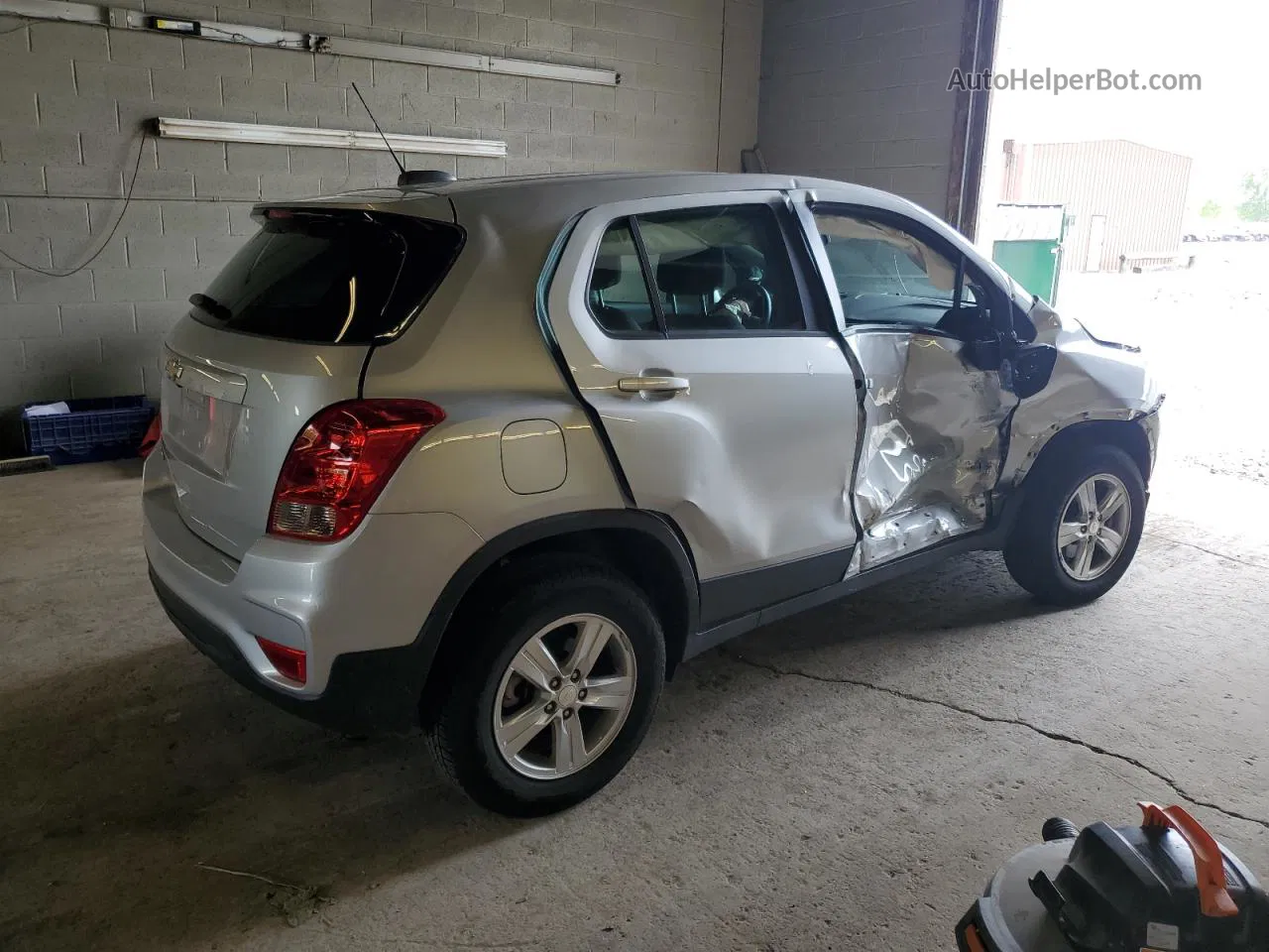 2019 Chevrolet Trax Ls Silver vin: 3GNCJNSB1KL356685