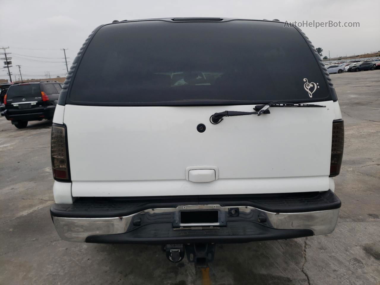 2005 Chevrolet Suburban C1500 White vin: 3GNEC16Z05G216515