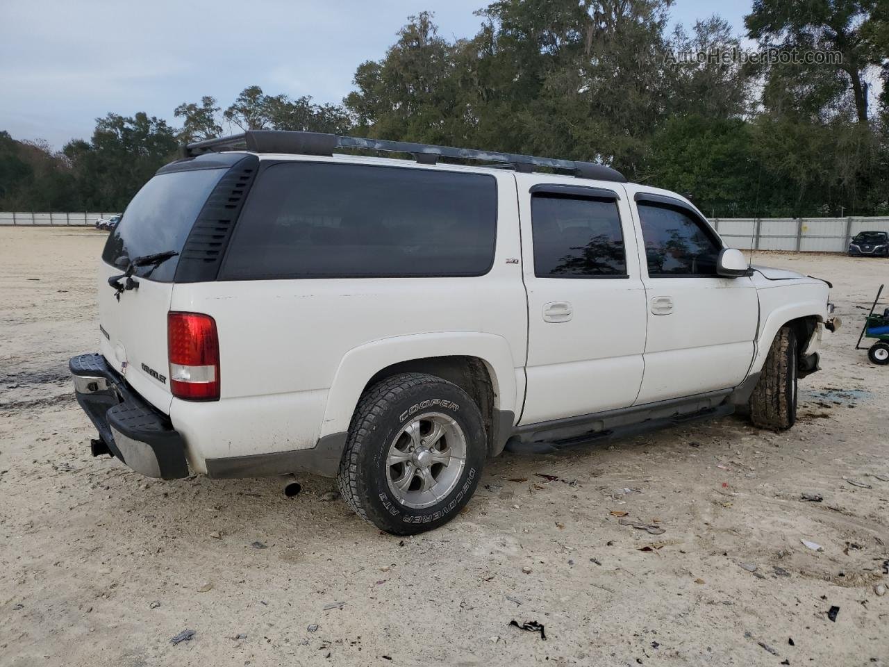 2005 Chevrolet Suburban C1500 White vin: 3GNEC16Z55G256105