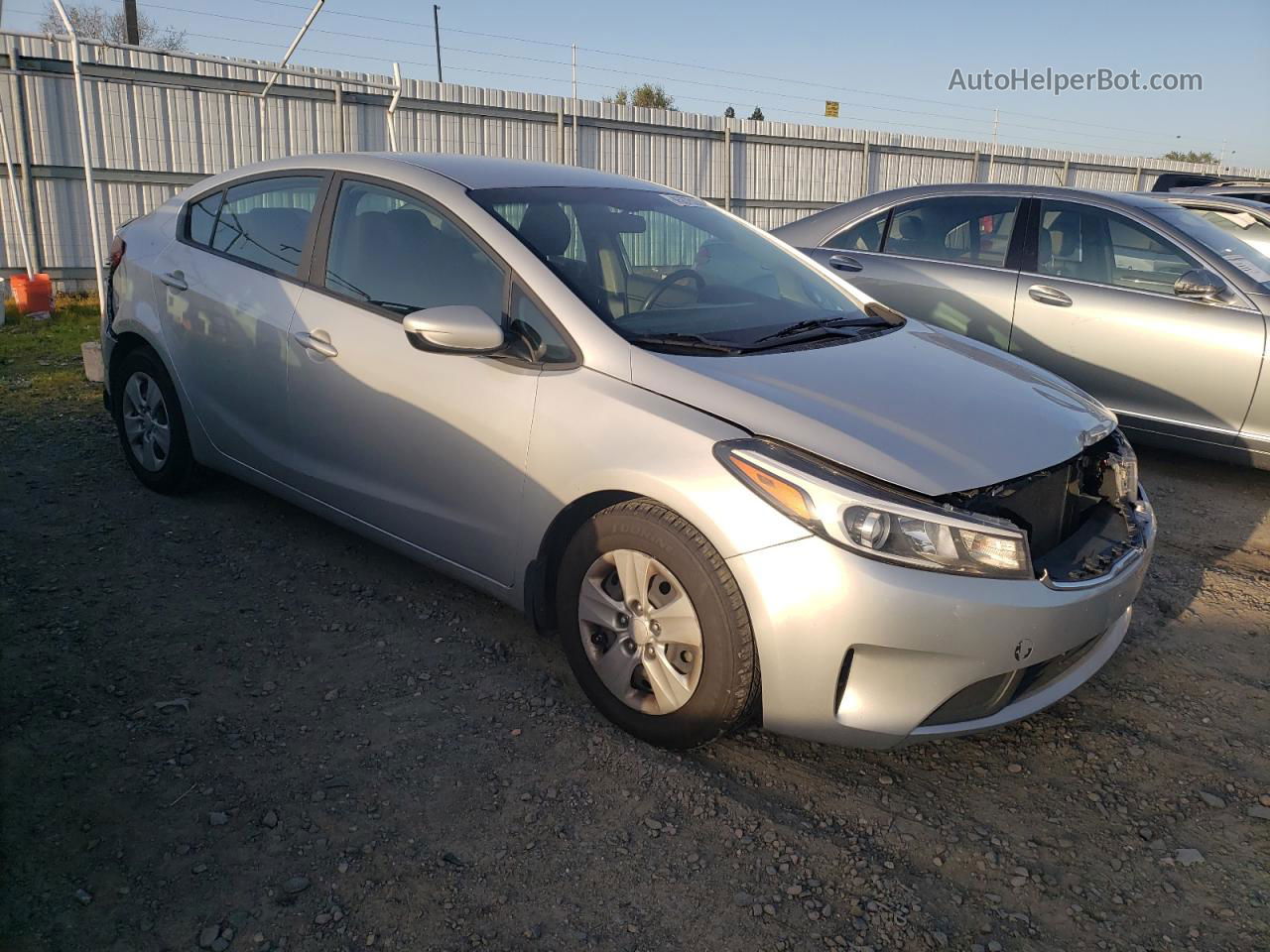 2018 Kia Forte Lx Silver vin: 3KPFK4A70JE270670