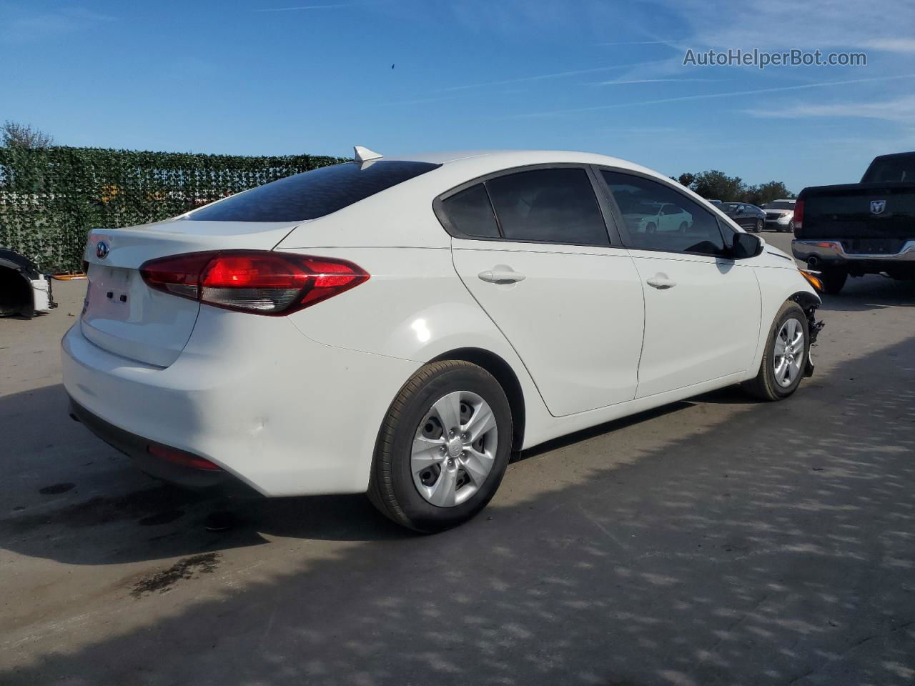 2018 Kia Forte Lx Белый vin: 3KPFK4A73JE217705