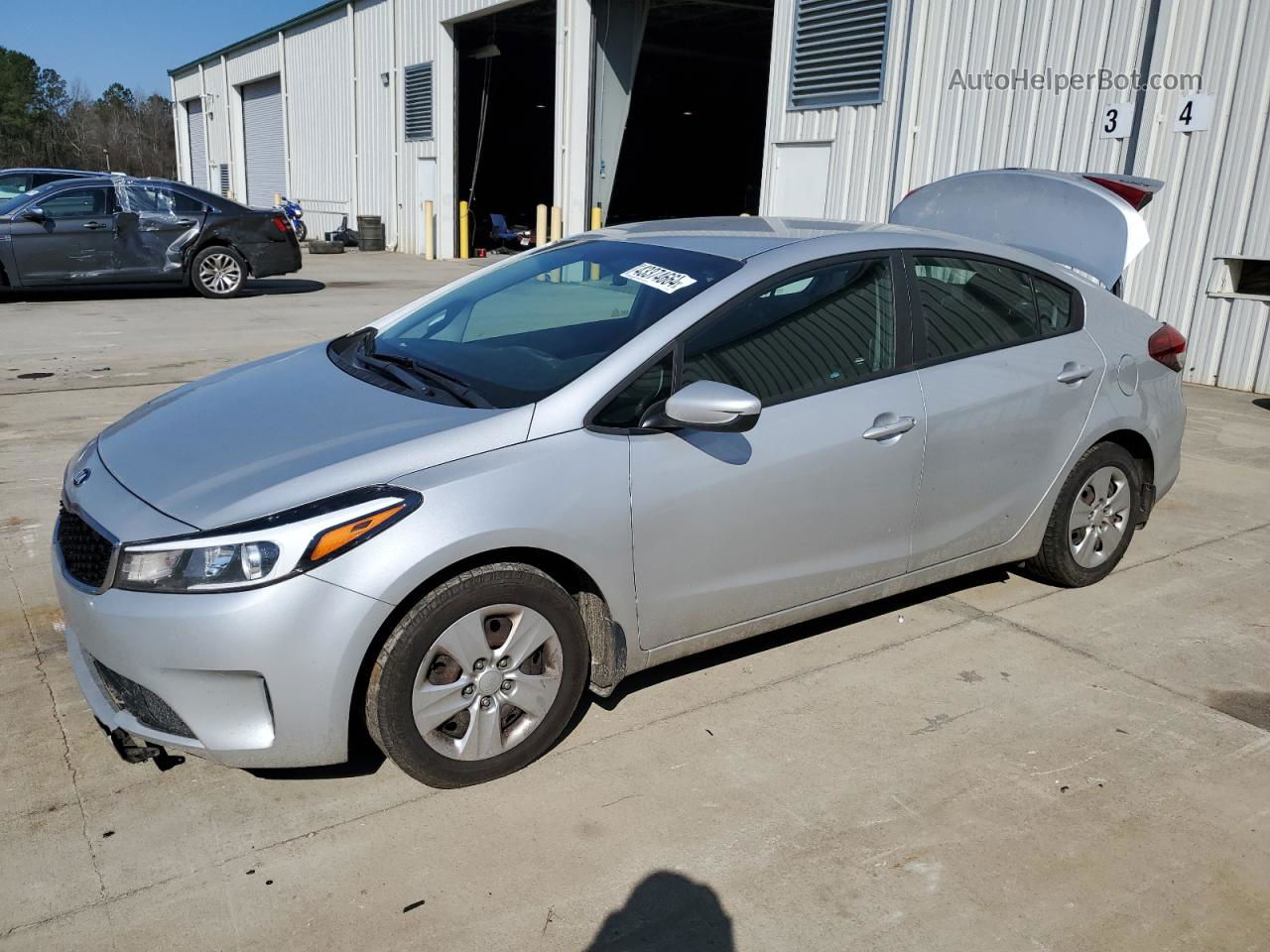 2018 Kia Forte Lx Silver vin: 3KPFK4A76JE215737