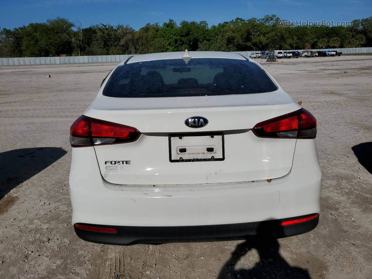 2018 Kia Forte Lx White vin: 3KPFK4A79JE187013