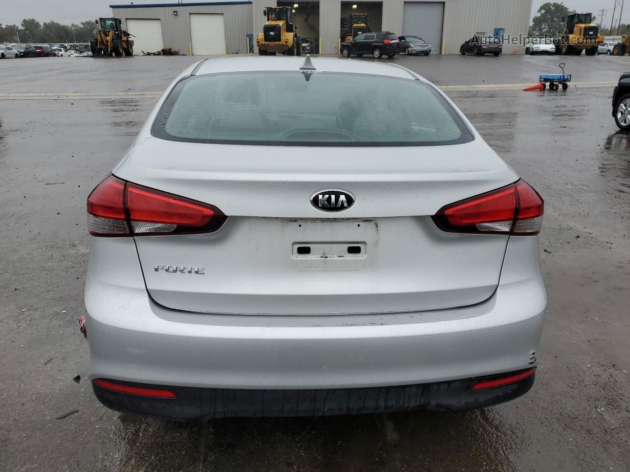 2018 Kia Forte Lx Silver vin: 3KPFK4A79JE220138