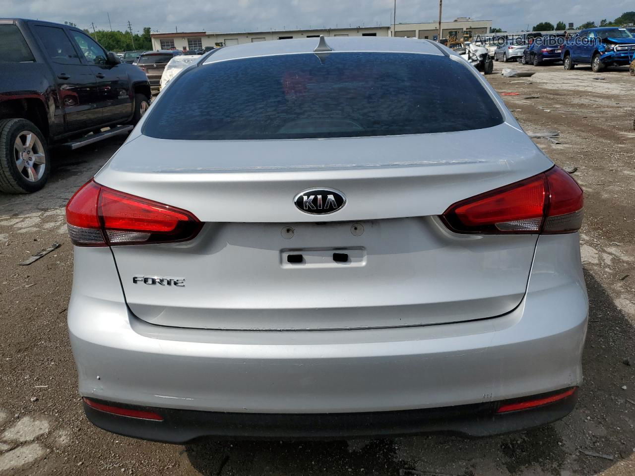 2017 Kia Forte Lx Серебряный vin: 3KPFL4A72HE093952