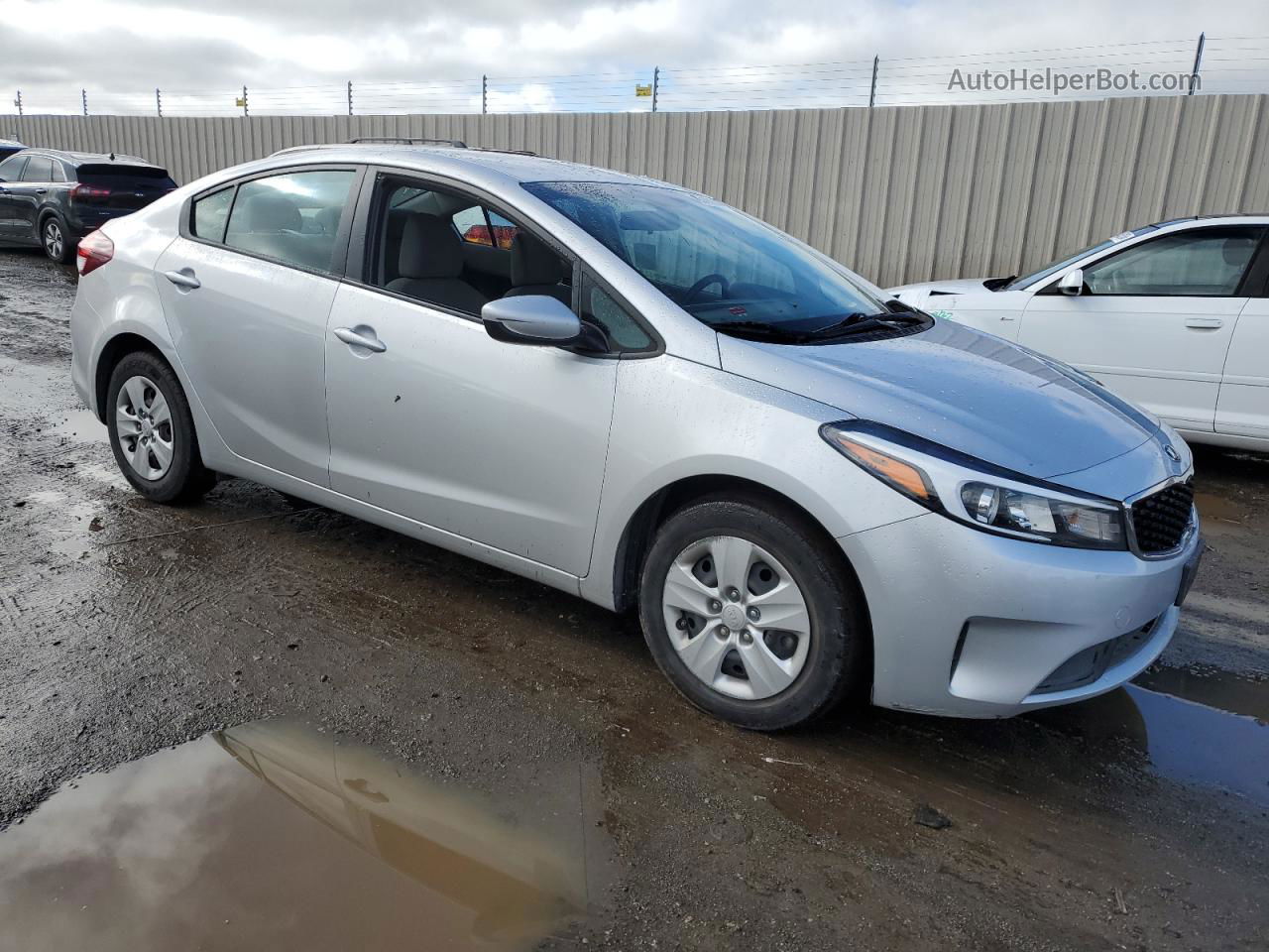 2018 Kia Forte Lx Silver vin: 3KPFL4A72JE195189