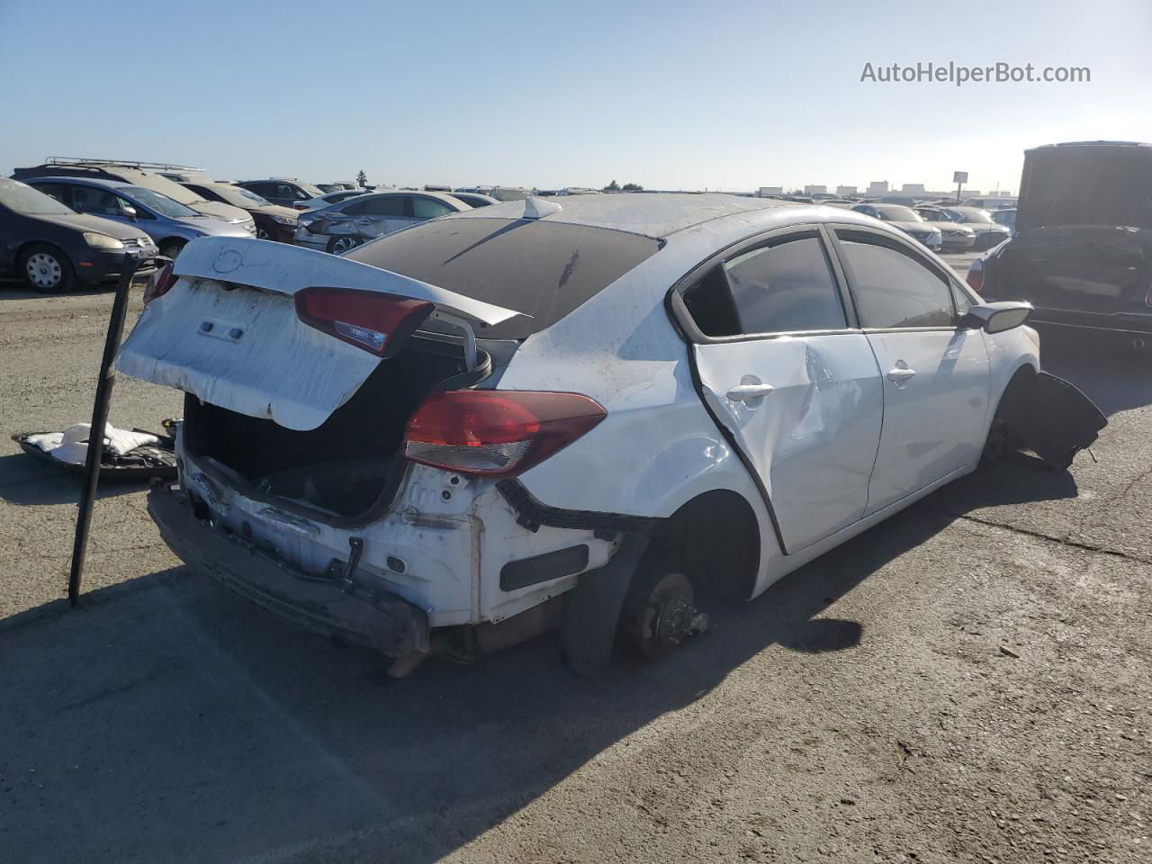 2018 Kia Forte Lx Белый vin: 3KPFL4A77JE179067